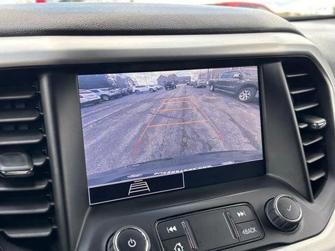 Used 2023 GMC Acadia SLE image 23
