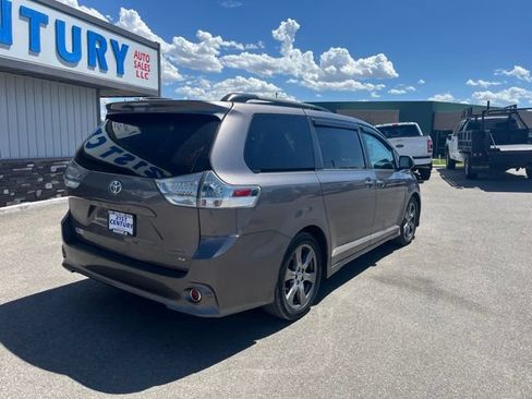 Used 2017 Toyota Sienna SE Premium FWD image 12