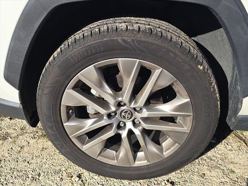 Used 2019 Toyota RAV4 Limited image 10