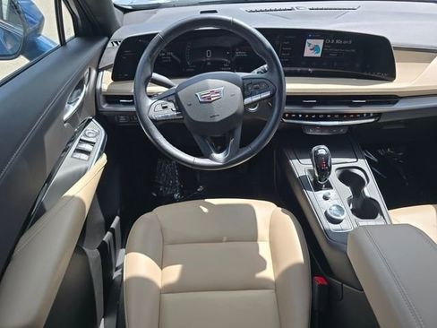 Used 2024 Cadillac XT4 Luxury w/ Cold Weather Package FWD image 5