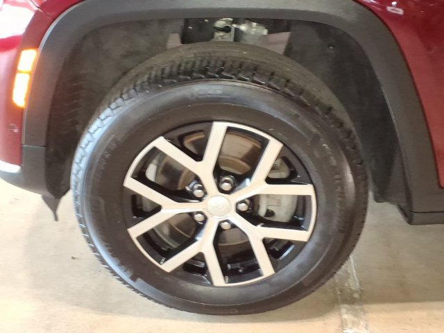 Certified 2024 Jeep Grand Cherokee L Limited w/ Luxury Tech Group II AWD/4WD image 9