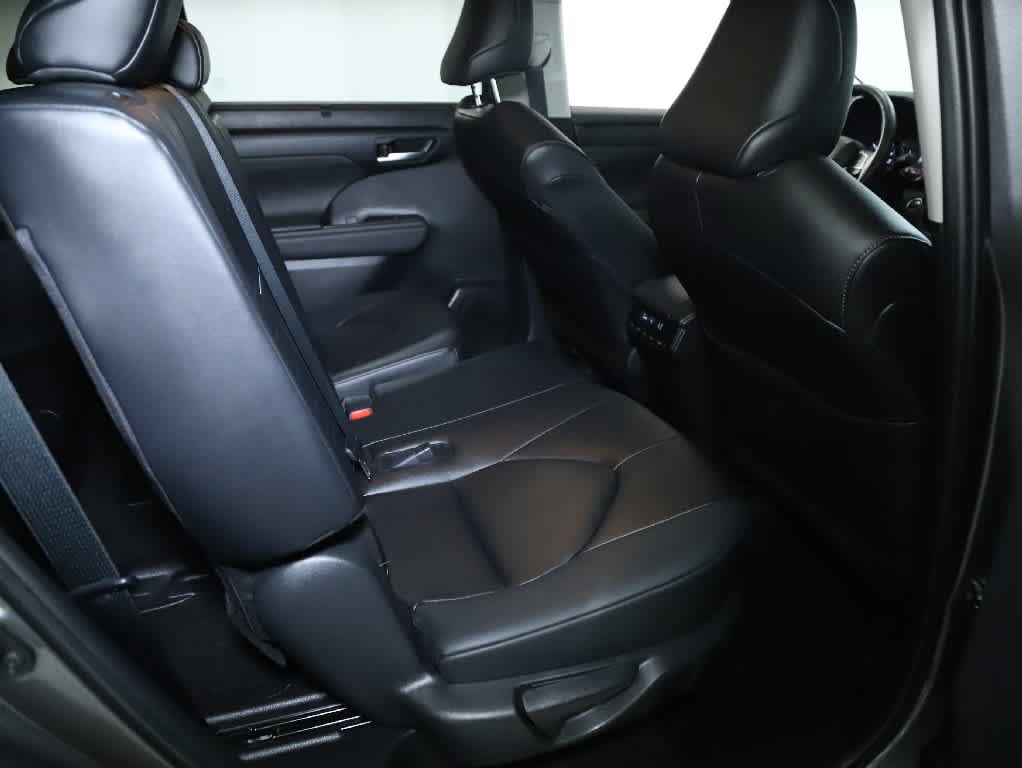 Used 2024 Toyota Highlander XLE AWD/4WD image 41