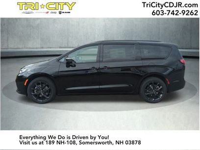 New 2026 Chrysler Pacifica Limited w/ S Appearance Package