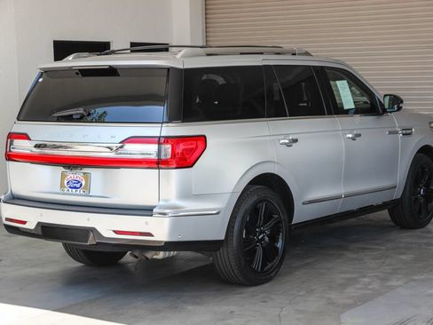 Used 2019 Lincoln Navigator Select w/ Technology Package RWD image 4