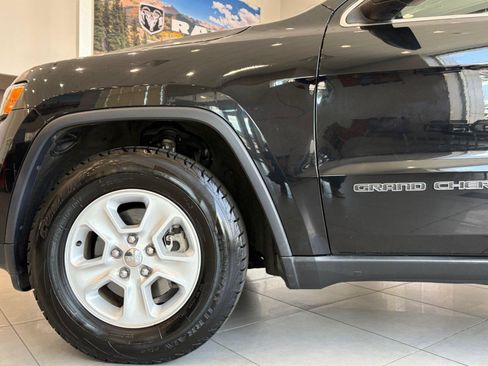 Used 2017 Jeep Grand Cherokee Laredo AWD/4WD image 10