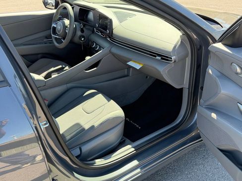 Used 2025 Hyundai Elantra SE FWD image 24