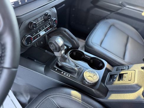 Used 2025 Ford Bronco Badlands image 14