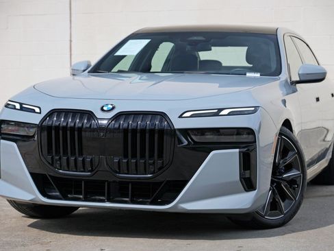 Used 2023 BMW 740i w/ Parking Assistance Package RWD image 3