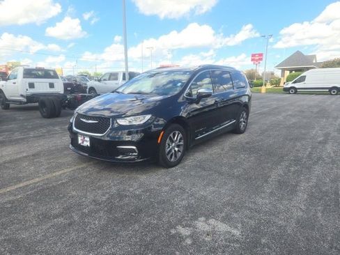 Used 2025 Chrysler Pacifica Pinnacle FWD image 1