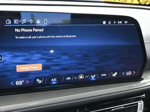 Used 2024 Chevrolet Traverse LT FWD image 17