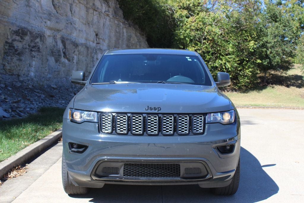 Used 2017 Jeep Grand Cherokee Altitude AWD/4WD image 5