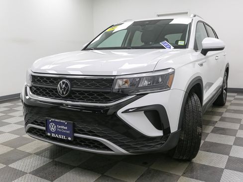 Certified 2023 Volkswagen Taos SE w/ Panoramic Sunroof Package image 5