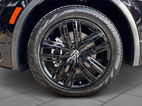 Certified 2022 Volkswagen Tiguan SE R-Line image 10