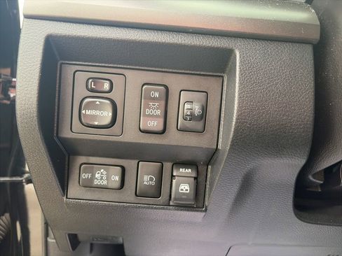 Used 2018 Toyota Tundra SR5 w/ SR5 Upgrade Package AWD/4WD image 13