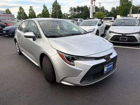 Used 2022 Toyota Corolla LE FWD image 3