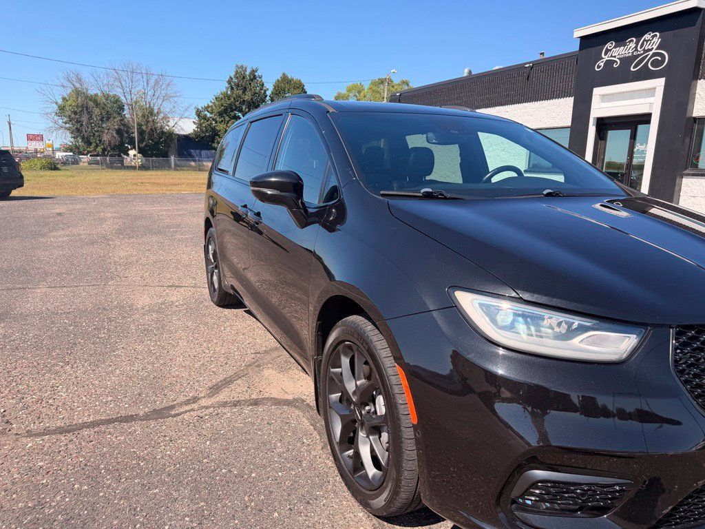 Used 2021 Chrysler Pacifica Touring-L w/ Uconnect Theater Family Group AWD/4WD image 14