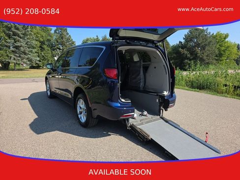 Used 2018 Chrysler Pacifica Touring Plus w/ Tire & Wheel Group FWD image 1