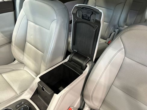 Used 2023 GMC Acadia SLT image 28