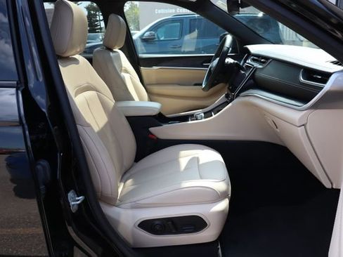 Used 2024 Jeep Grand Cherokee Limited w/ Black Appearance Package AWD/4WD image 43