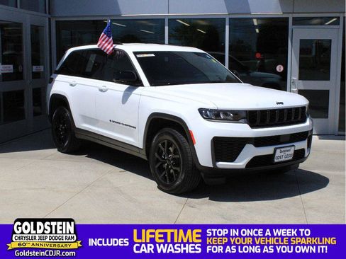 Used 2026 Jeep Grand Cherokee Altitude AWD/4WD image 1