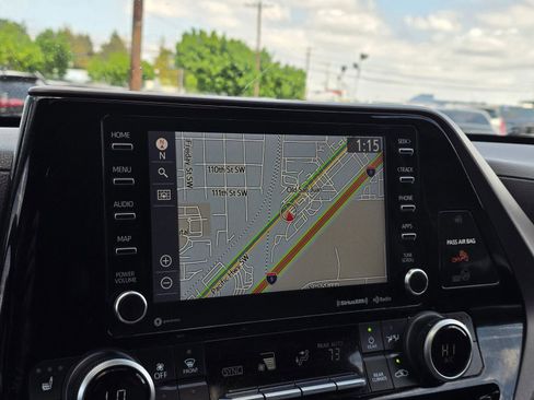 Used 2022 Toyota Highlander XLE AWD/4WD image 33