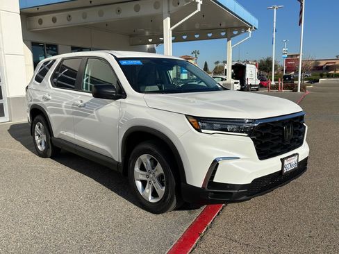 Used 2023 Honda Pilot LX image 3