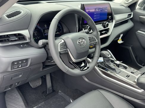 New 2026 Toyota Highlander Platinum AWD/4WD image 16