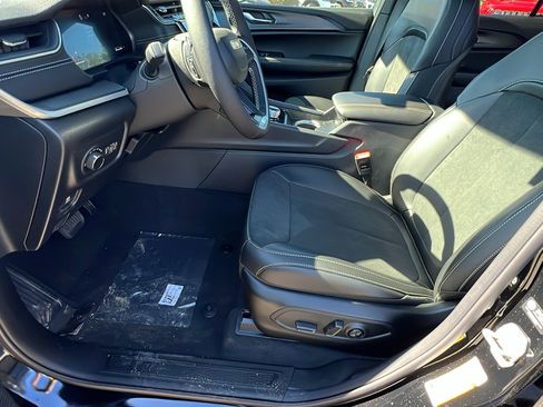 New 2025 Jeep Grand Cherokee Altitude image 16