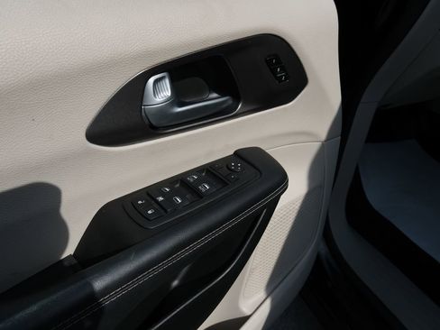 Used 2024 Chrysler Pacifica Touring-L FWD image 25