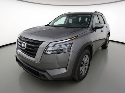 Used 2025 Nissan Pathfinder SV image 2