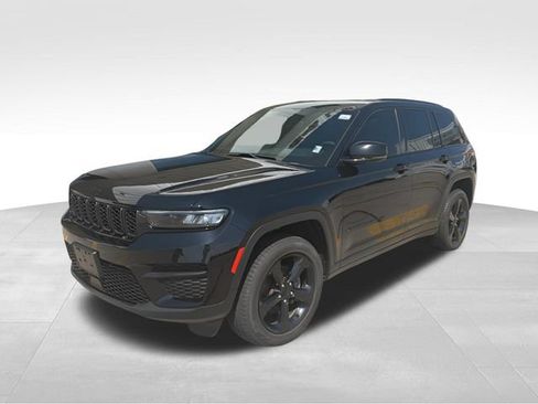 Used 2023 Jeep Grand Cherokee Altitude AWD/4WD image 4