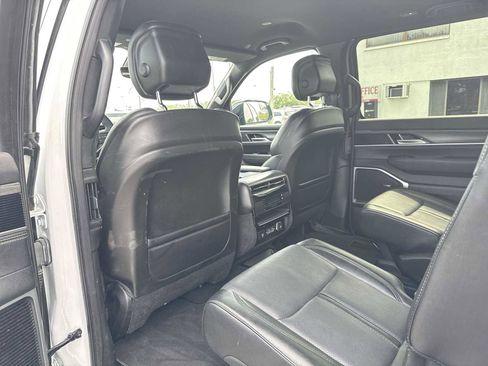 Used 2024 Jeep Wagoneer L Series II w/ Flexible Seating Group RWD image 17