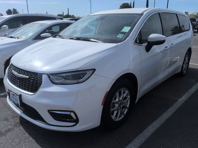 Used 2023 Chrysler Pacifica Touring-L