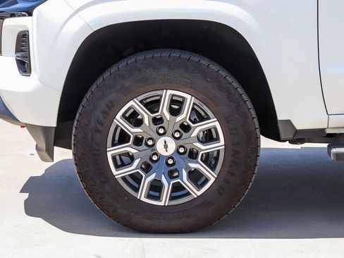 Used 2024 Chevrolet Colorado Z71 w/ Z71 Convenience Package 2 AWD/4WD image 9