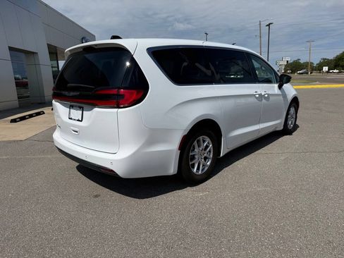 Used 2024 Chrysler Pacifica Touring-L FWD image 3