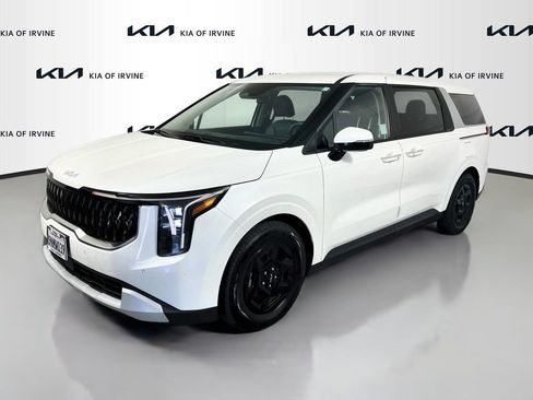 Certified 2025 Kia Carnival FWD image 4