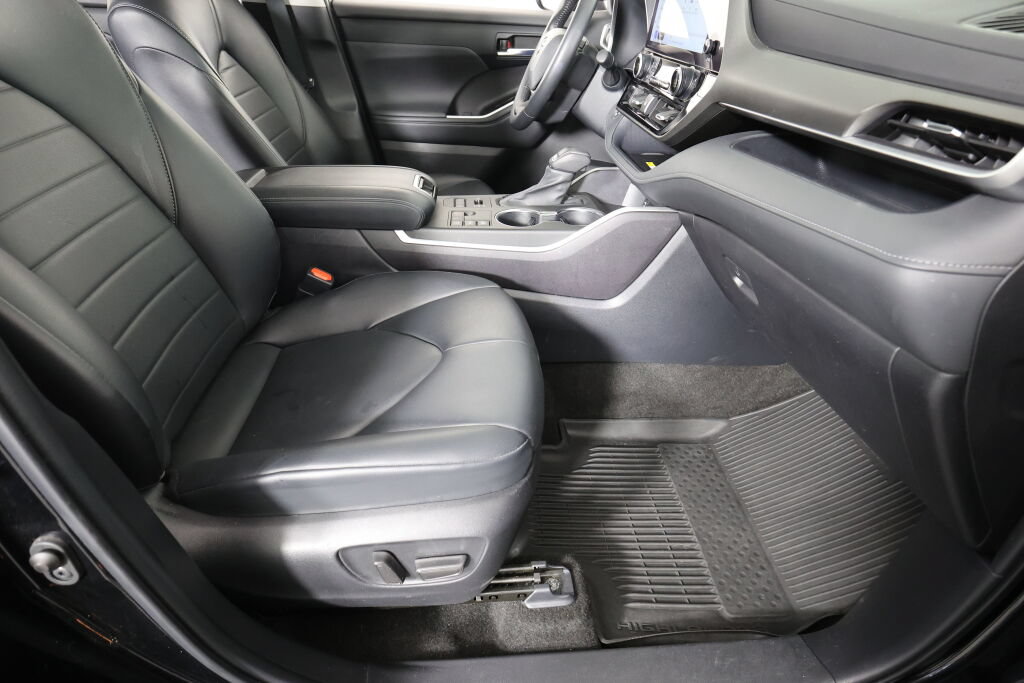 Used 2023 Toyota Highlander XLE AWD/4WD image 28