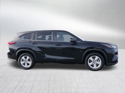 Used 2023 Toyota Highlander FWD image 2