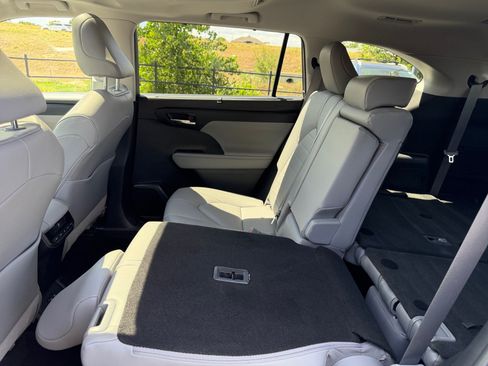 Used 2020 Toyota Highlander XLE AWD/4WD image 17
