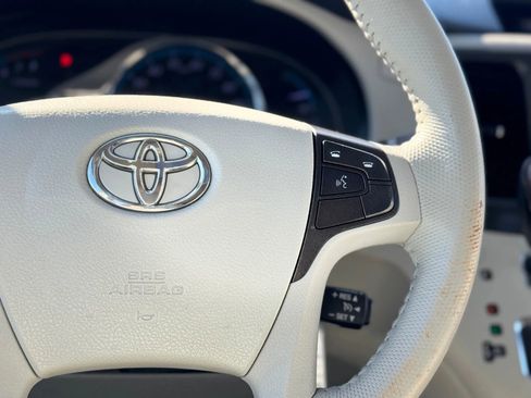Used 2012 Toyota Sienna XLE image 18