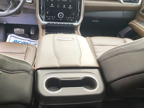 Used 2025 GMC Yukon XL Denali Ultimate AWD/4WD image 27