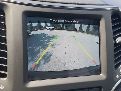 Used 2022 Jeep Cherokee Latitude Lux w/ Sun & Sound Group AWD/4WD image 32