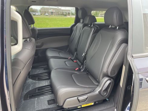 New 2026 Kia Carnival FWD image 10