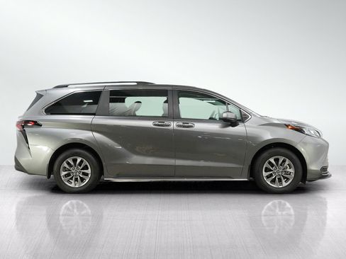 Used 2026 Toyota Sienna XLE FWD image 6