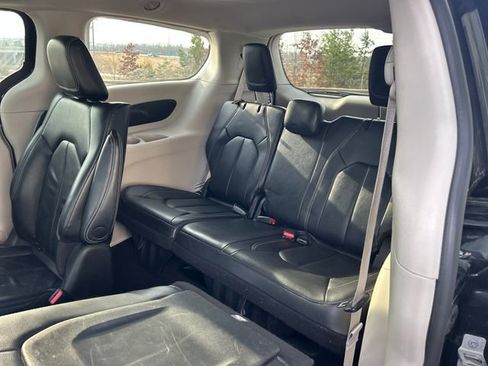 Used 2022 Chrysler Pacifica Touring-L image 40