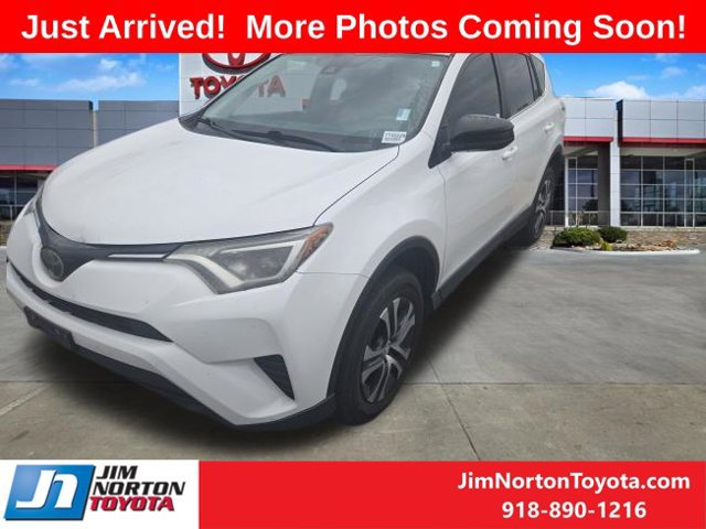 Used 2018 Toyota RAV4 LE FWD image 2