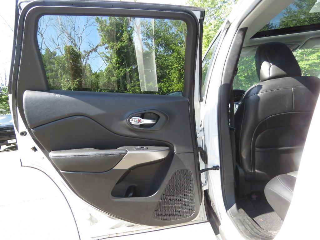 Used 2019 Jeep Cherokee Limited w/ Luxury Group AWD/4WD image 19