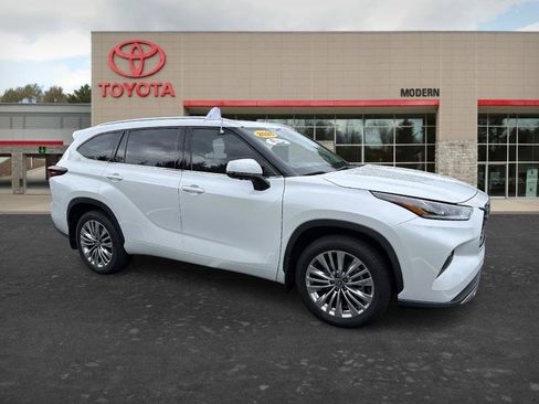 Certified 2025 Toyota Highlander Platinum AWD/4WD image 3