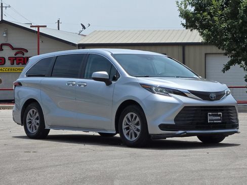 Used 2022 Toyota Sienna LE FWD image 7