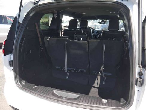 Certified 2024 Chrysler Pacifica Limited FWD image 11